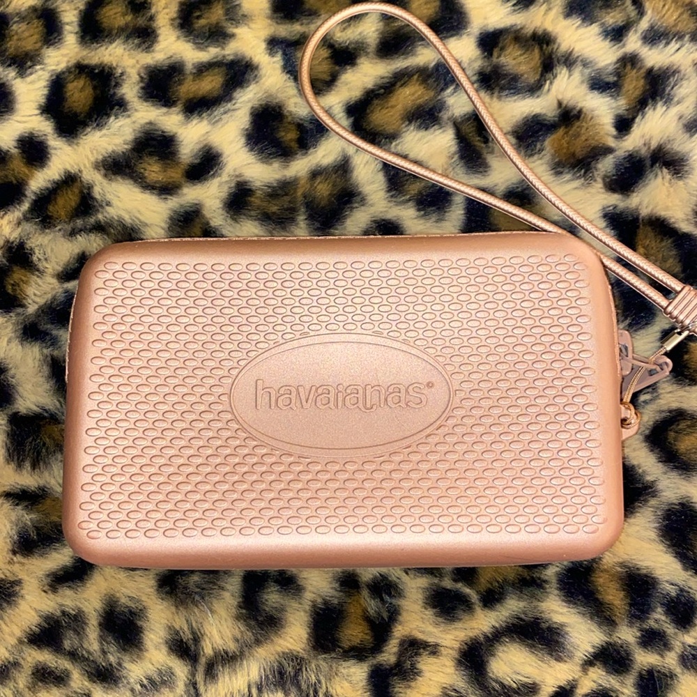 NWOT Havaianas Rose Gold minalist wrist pouch